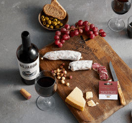 Brandt & Levie en Grapedistrict slaan handen ineen voor najaars-collab worst “Zwijn & Wijn”